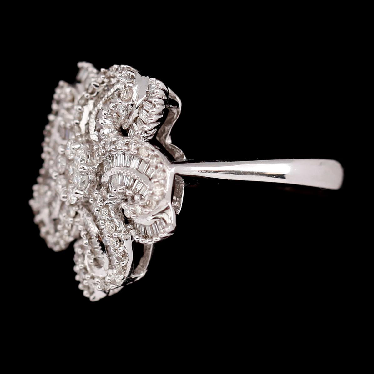 RING, 18 k vitguld, baguett- och briljantslipade diamanter tot 0.99 ct.