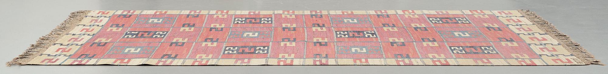 Märta Måås-Fjetterström, MATTA, "Röda Esset", rölakan, ca 283,5 x 177 cm, signerad AB  MMF.