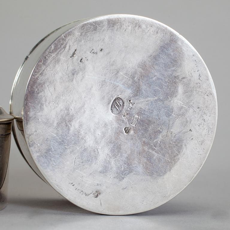 DOSOR, 2 st snarlika, silver. Bl a Johan Peter Hollman, Skänninge 1835. Vikt ca 162 gram.