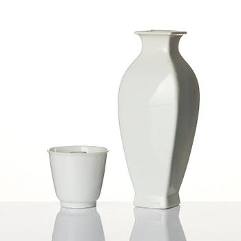 Vas, samt koppar, tre stycken, blanc de chine. Qingdynastin, 1700-tal.