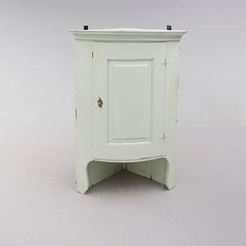 HÖRNSKÅPSÖVERDEL, 1800-talets mitt.