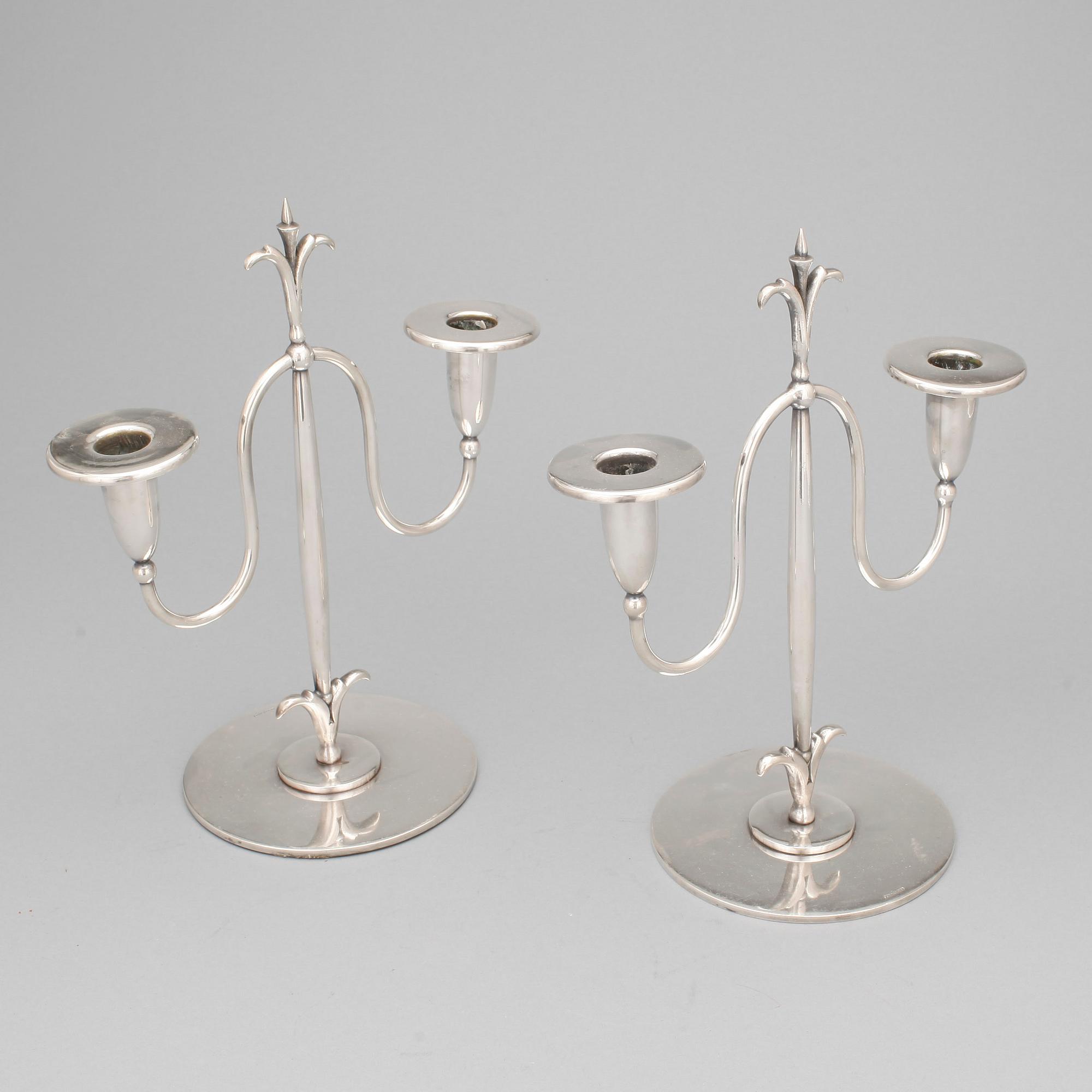 LJUSSTAKAR, ett par, nysilver. C.G Hallberg, Stockholm, 1900-talets första hälft.