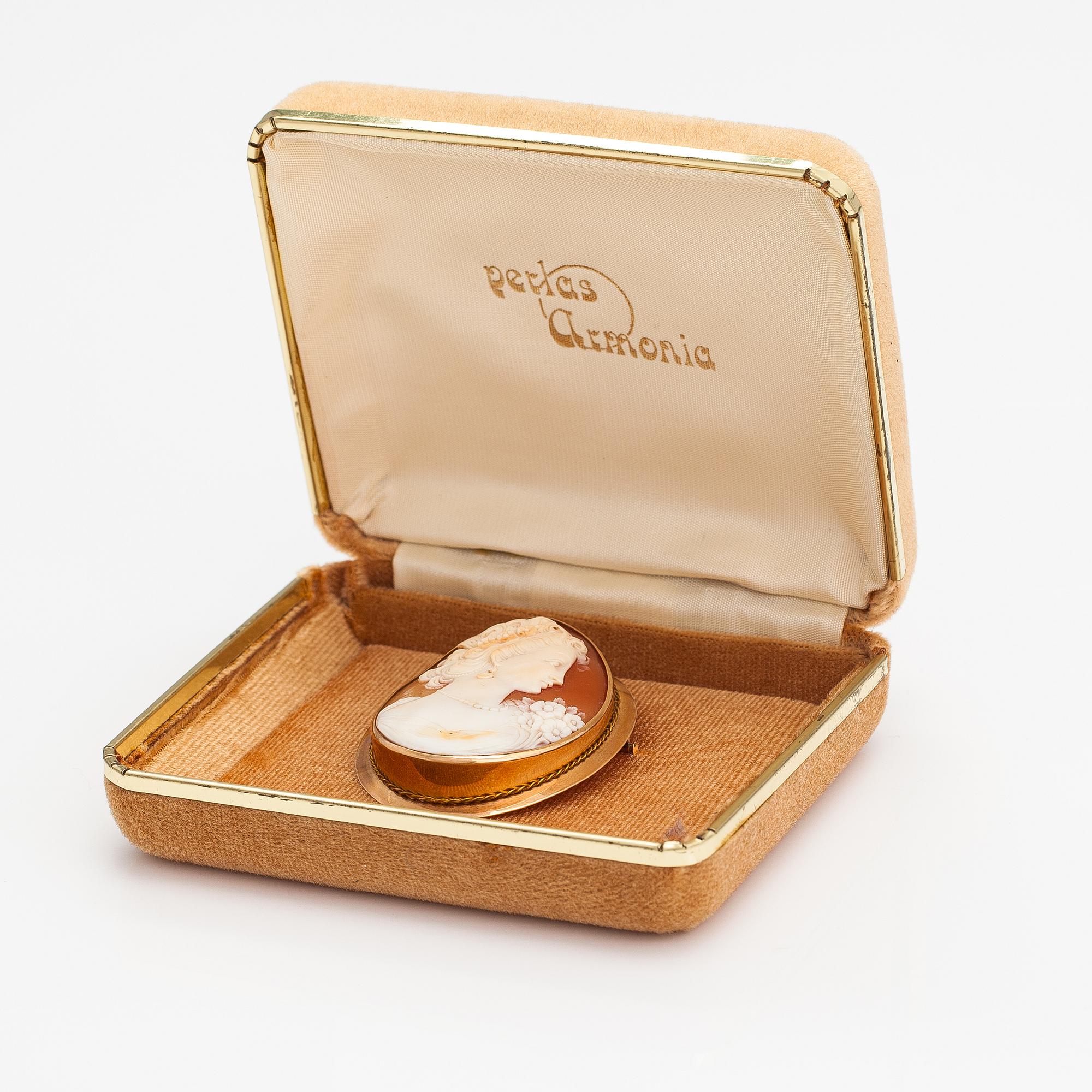 A 14K gold and sea shell cameo pendant/brooch. Kaarlo Lappalainen, Helsinki 1956.