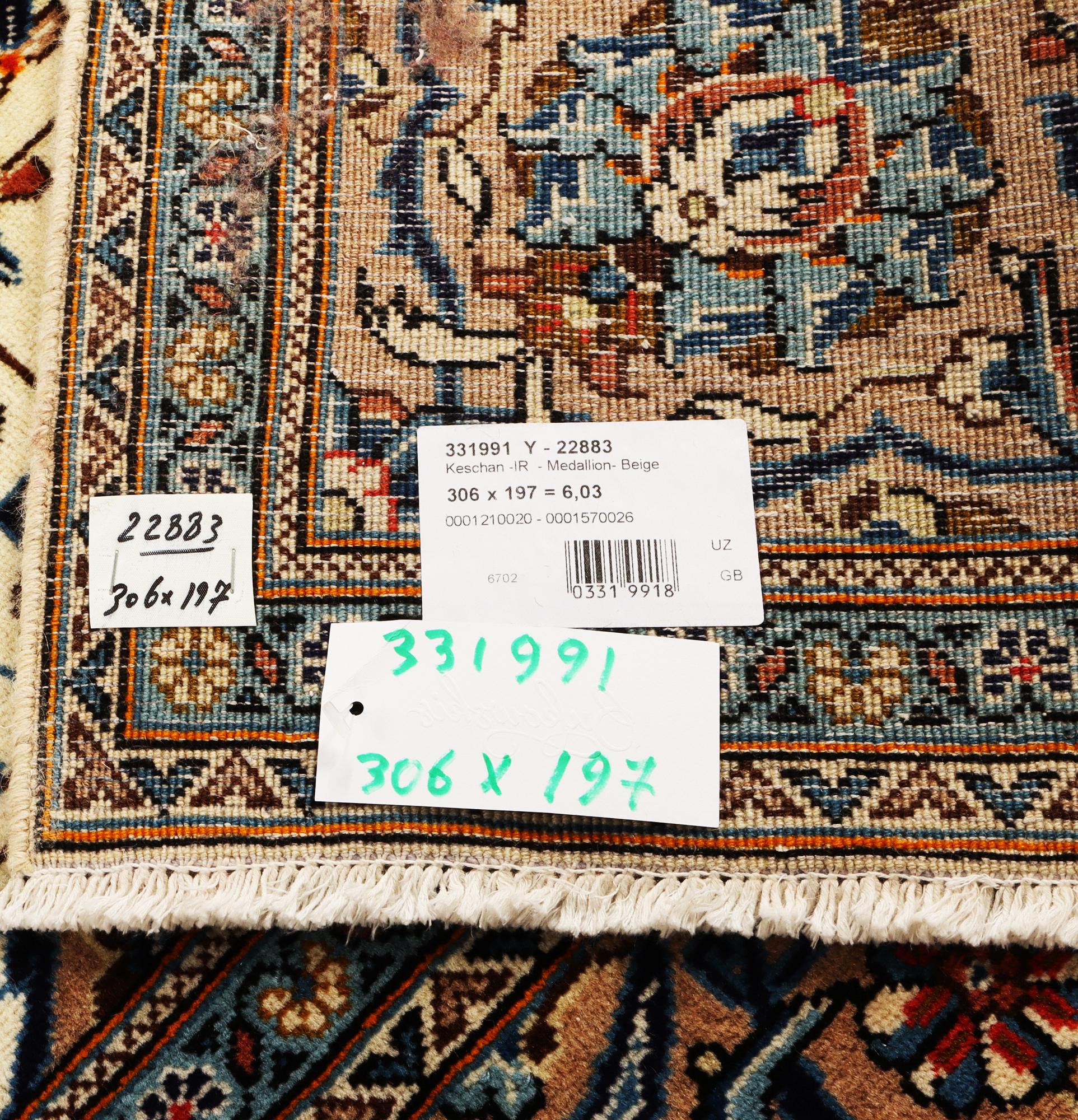 A Kashan carpet, a. 306 x 197 cm.