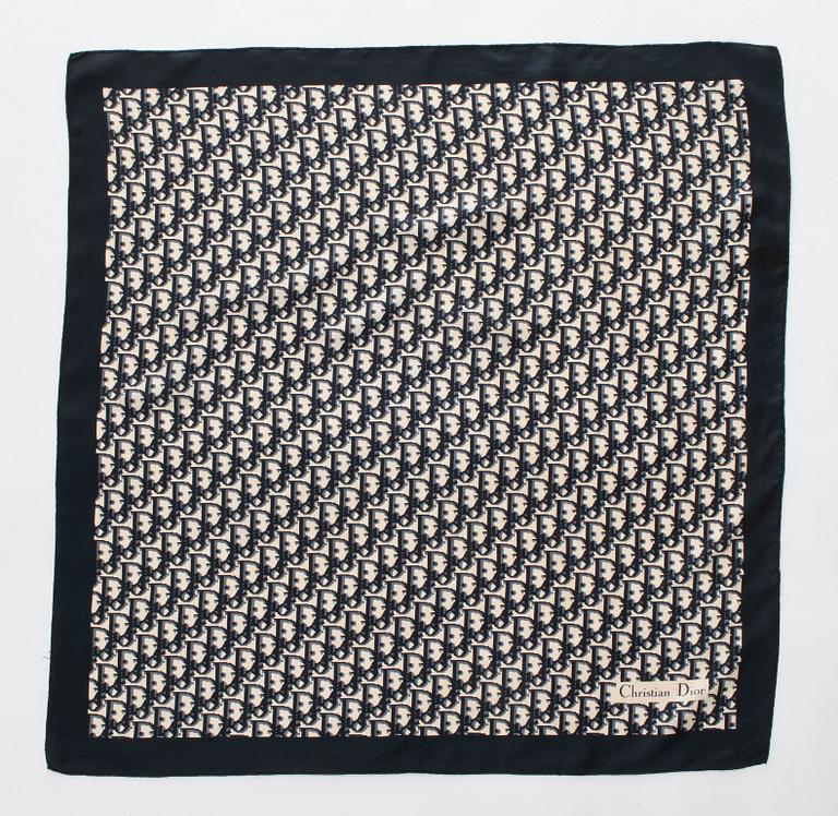 CHRISTIAN DIOR, tre stycken scarfs.