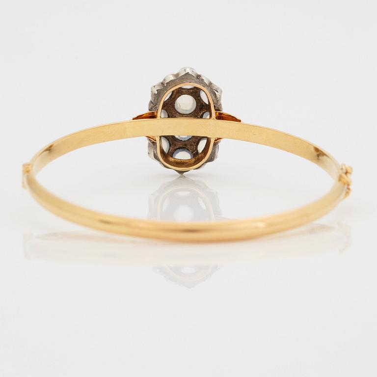 ARMRING och ÖRHÄNGEN med cabochonslipade månstenar och markasiter.