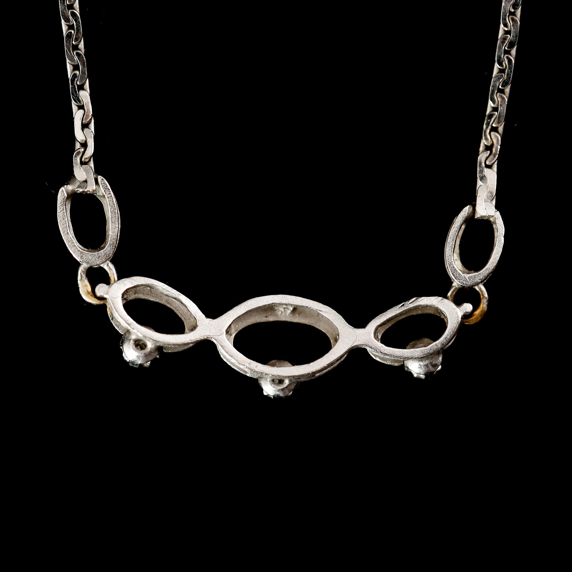 COLLIER, 18 k vitguld med 3 mindre briljanter. Totalvikt 6 g.