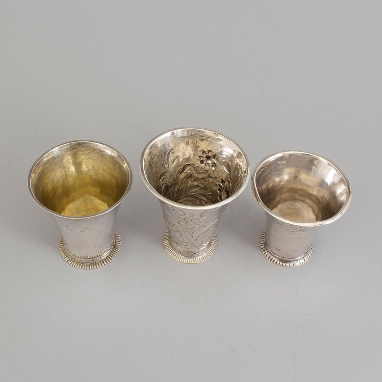 THREE 18TH CENTURY SILVER BEAKERS.