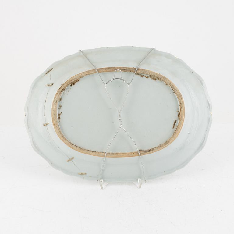A Chinese export porcelain dish, Qing dynasty, Qianlong (1736-95).
