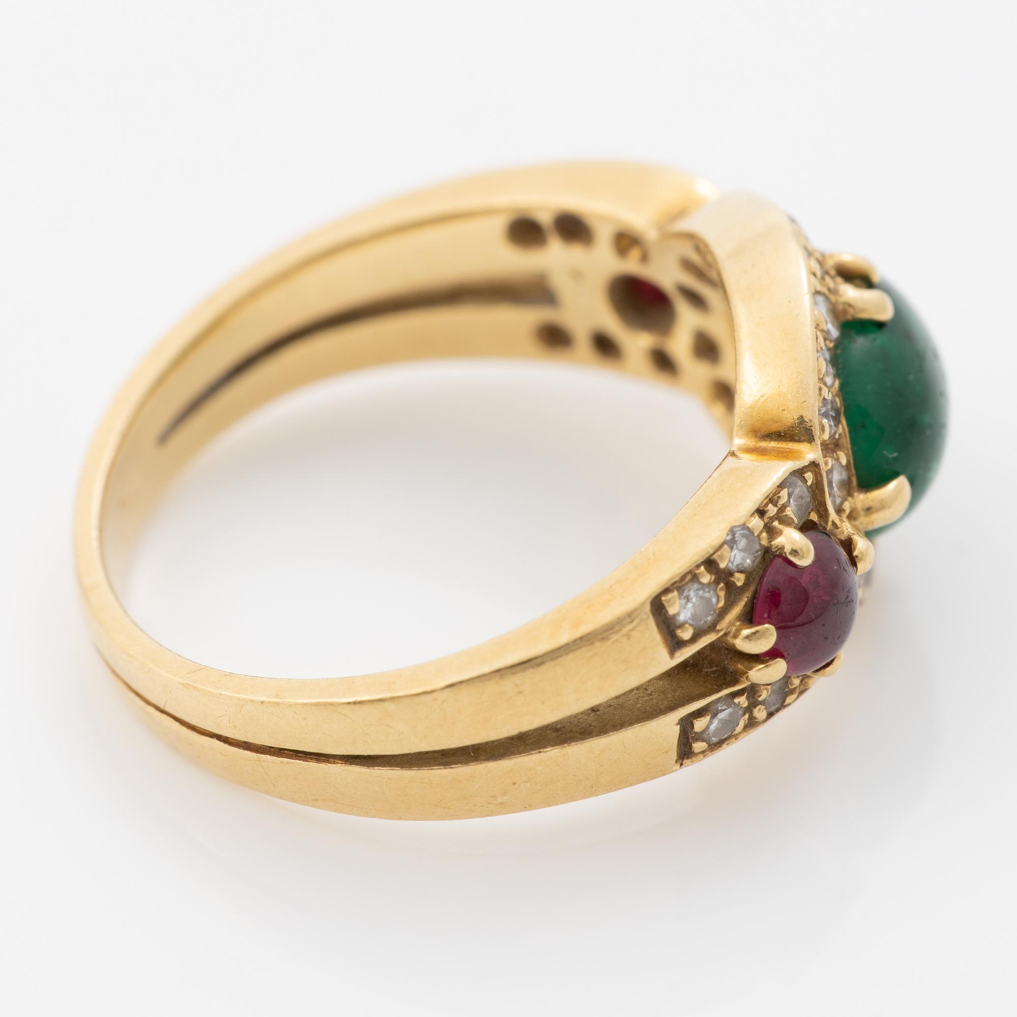 Ring, 18K guld med cabochonslipad smaragd och rubiner samt briljantslipade diamanter.
