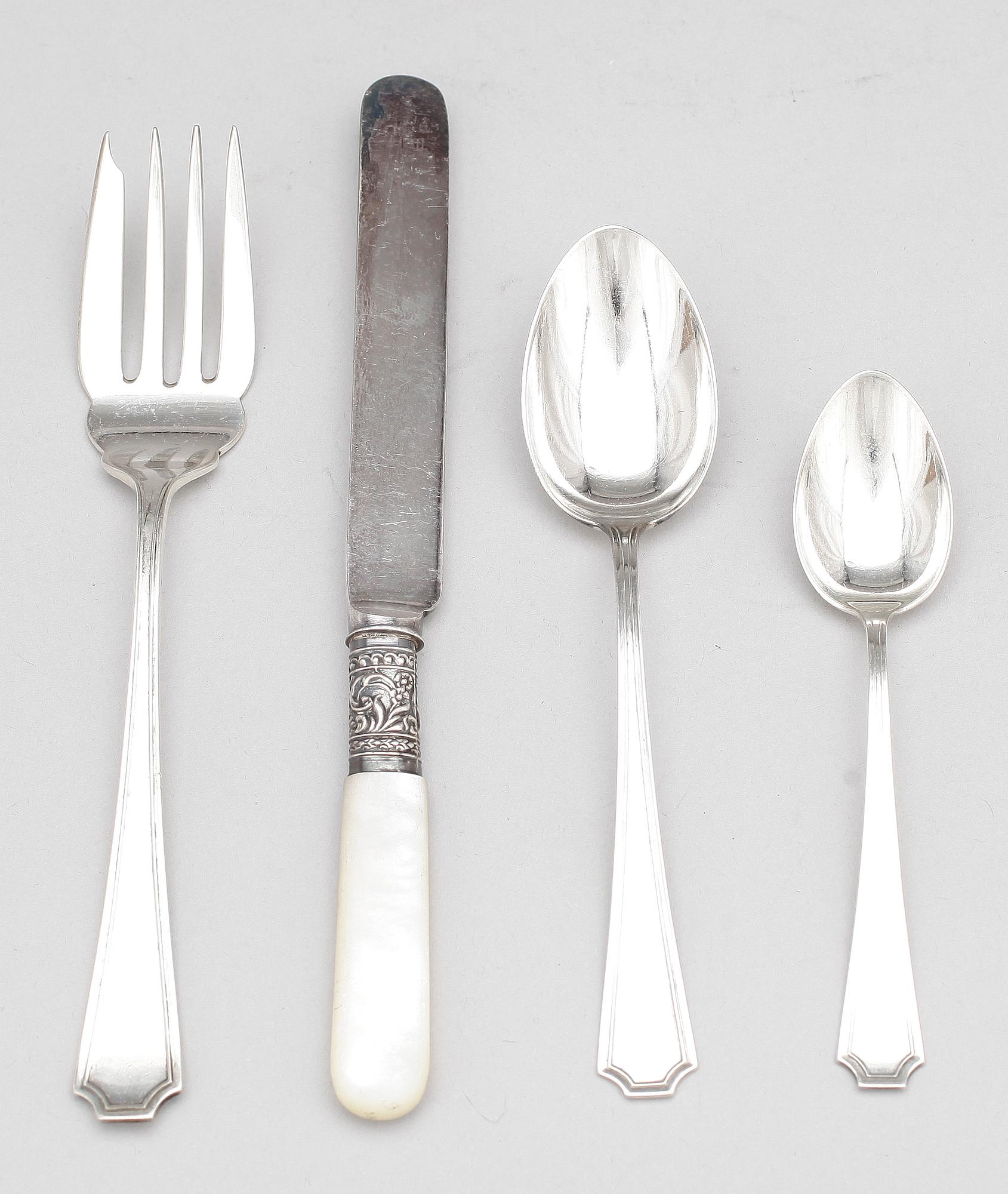 PARTI SILVER, 26 delar, mestadels sterling, bla Birks, England, 1900-tal. Tot vikt ca 477g.