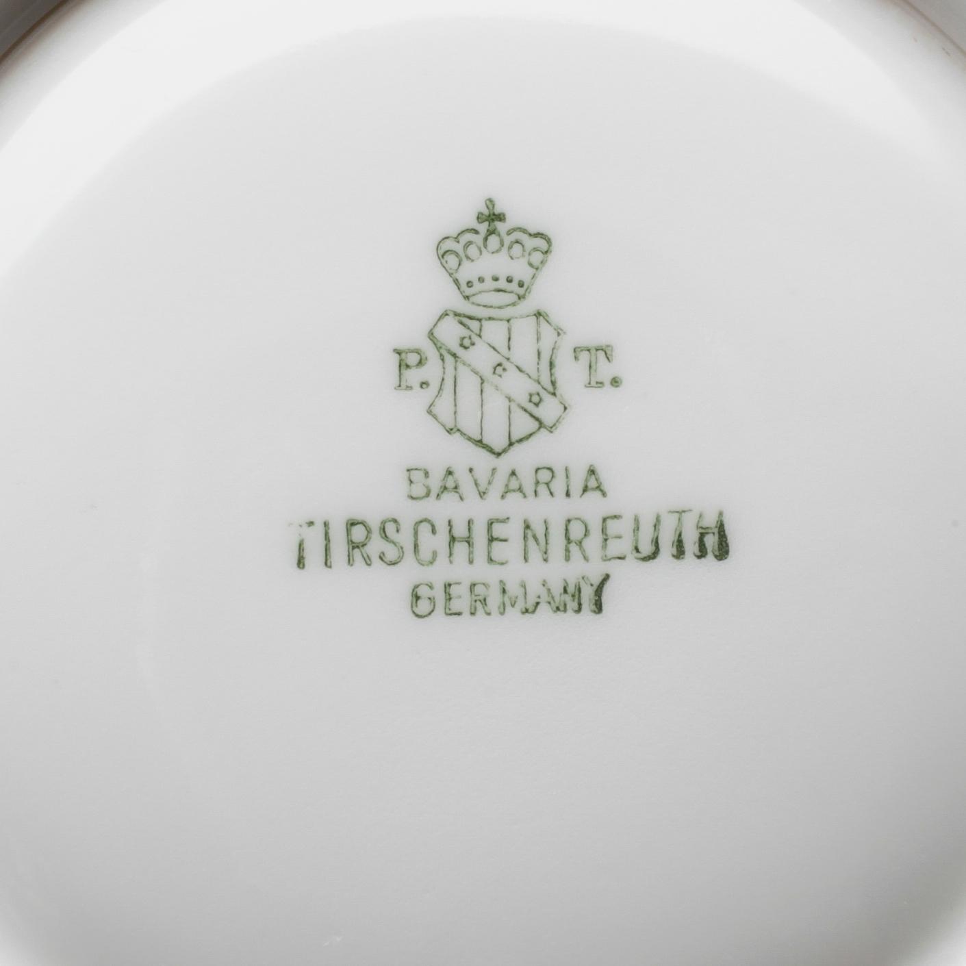 BULJONGKOPPAR MED FAT, 18 st snarlika (10+8), porslin, Tirschenreuth och Arabia, 1900-talets mitt.
