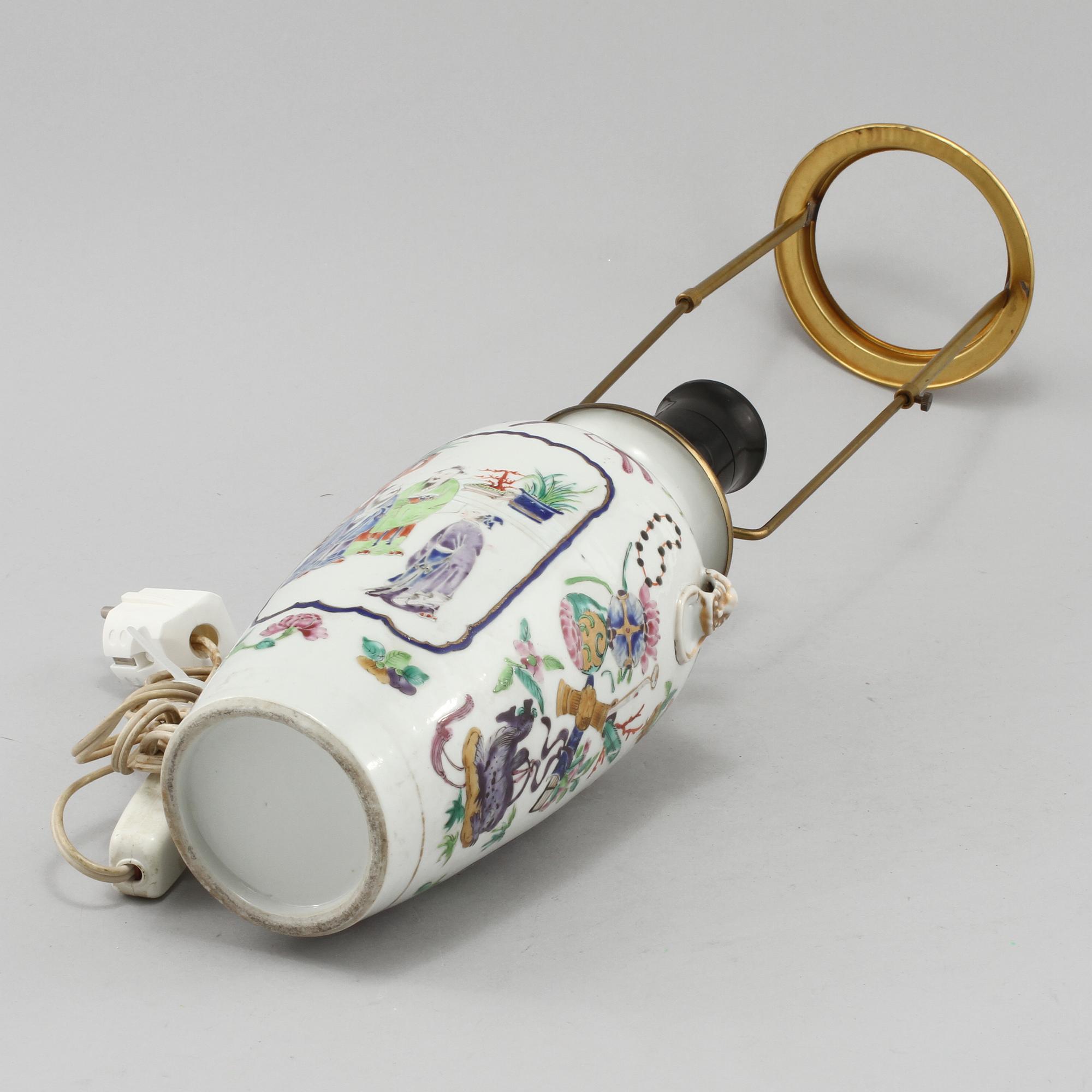 BORDSLAMPA, porslin, Kina, 1900-tal.
