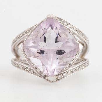 A RING, Mauboussin, rose quartz, diamonds, 18K white gold.