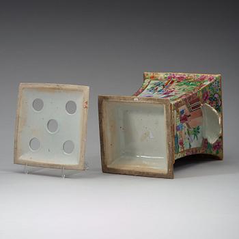 TULPANVAS, porslin. Kanton, Qingdynastin, sent 1800-tal.
