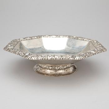 SKÅL på FOT, silver, CG Hallberg, Stockholm, 1915, vikt ca 582g.