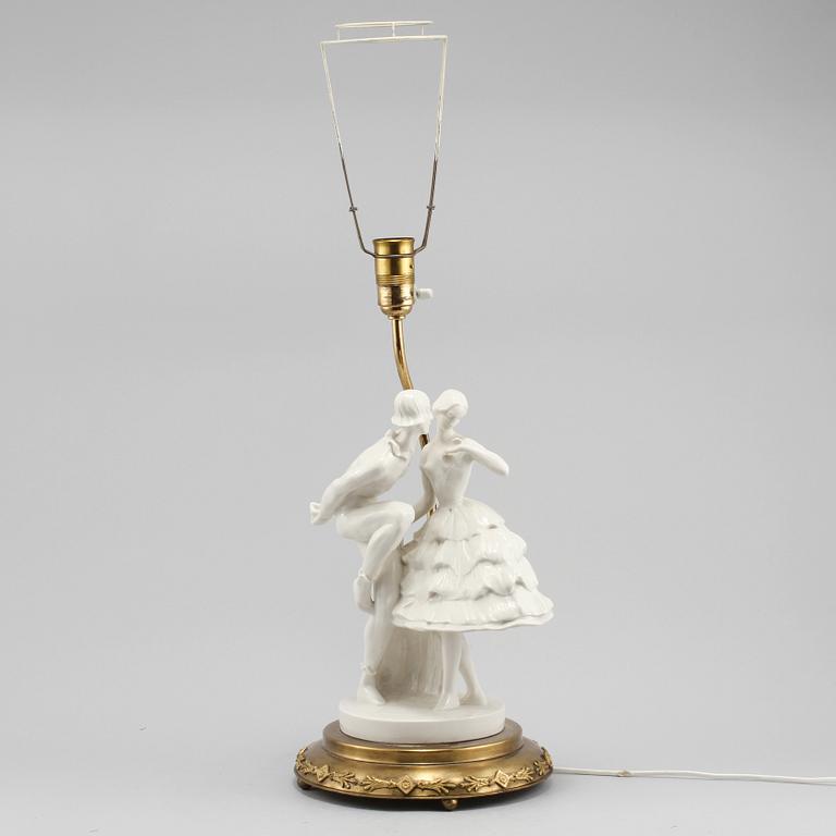 BORDSLAMPA, signerad Claire Volkhart samt daterad 1913.