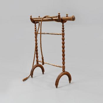 HANDUKSSTÄLL samt TRAPETS, 1900-talets första hälft.