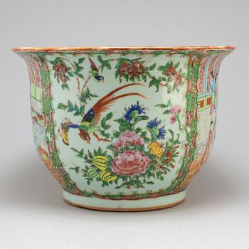 A large famille rose Canton pot, Qing dynasty, late 19th century.