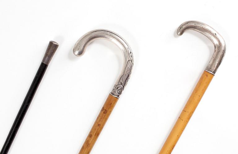 KÄPPAR, 3 st, trä samt silver, bla C G Hallberg, 1900-talets första hälft.