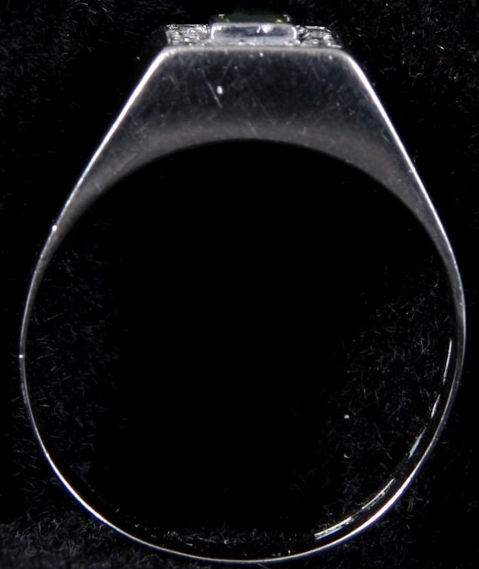 RING, vitguld, briljanter samt grön sten. Tot vikt 4 gram.