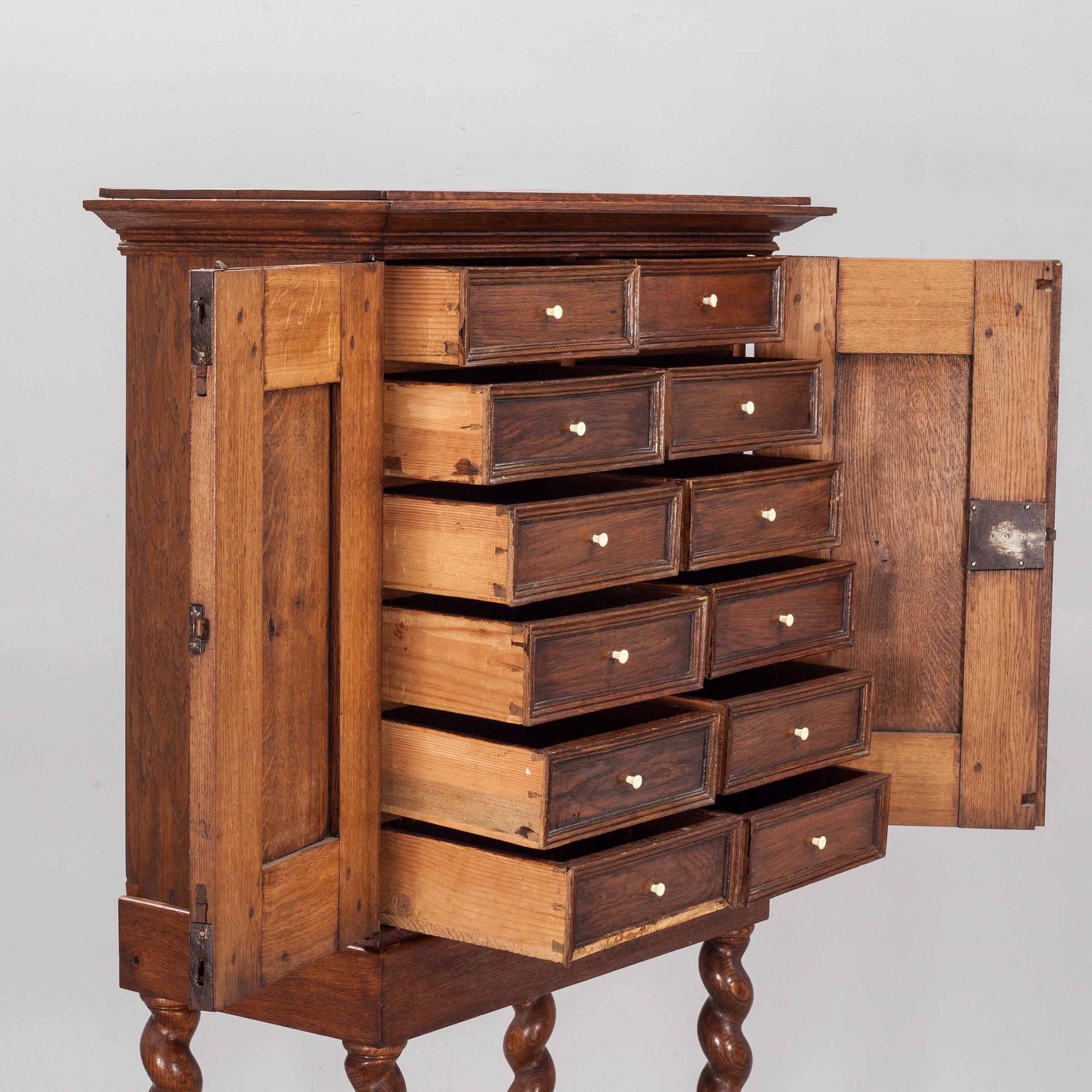 KABINETTSKÅP, barockstil, 1800-tal.