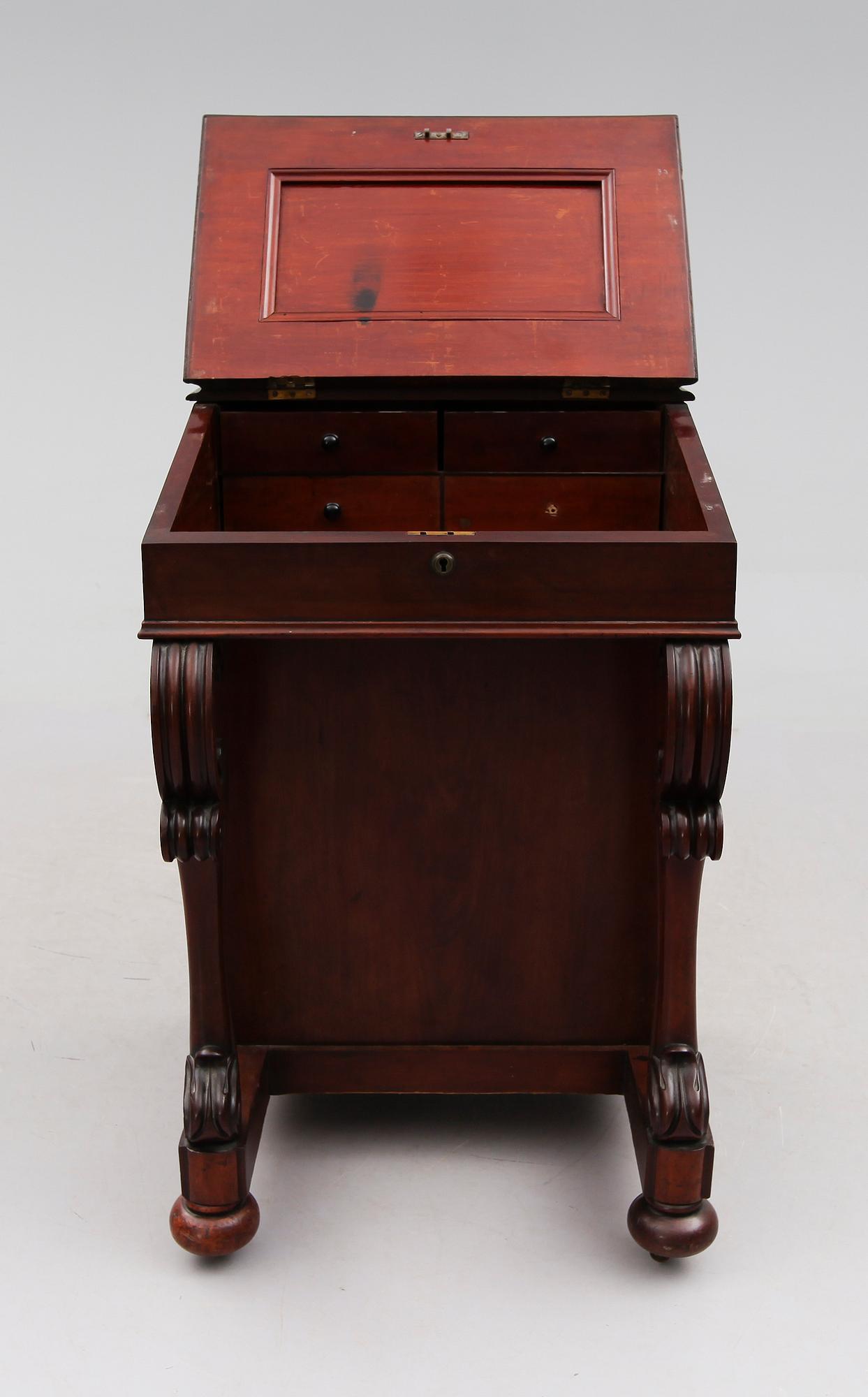 SKRIVPULPET, s k davenport, England, 1800-talets andra hälft.