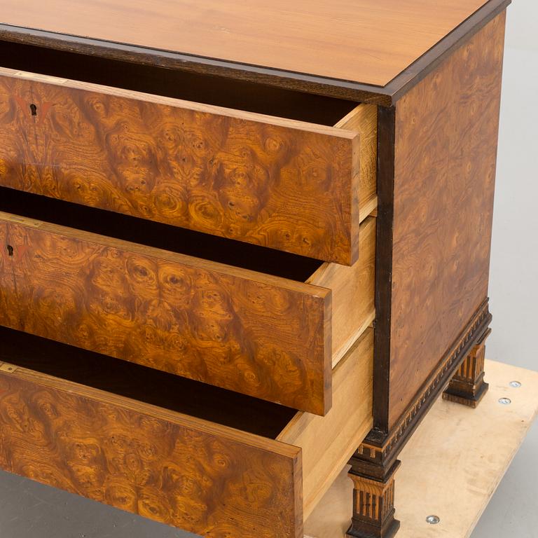 A 1930'S CHEST OF DRAWERS.