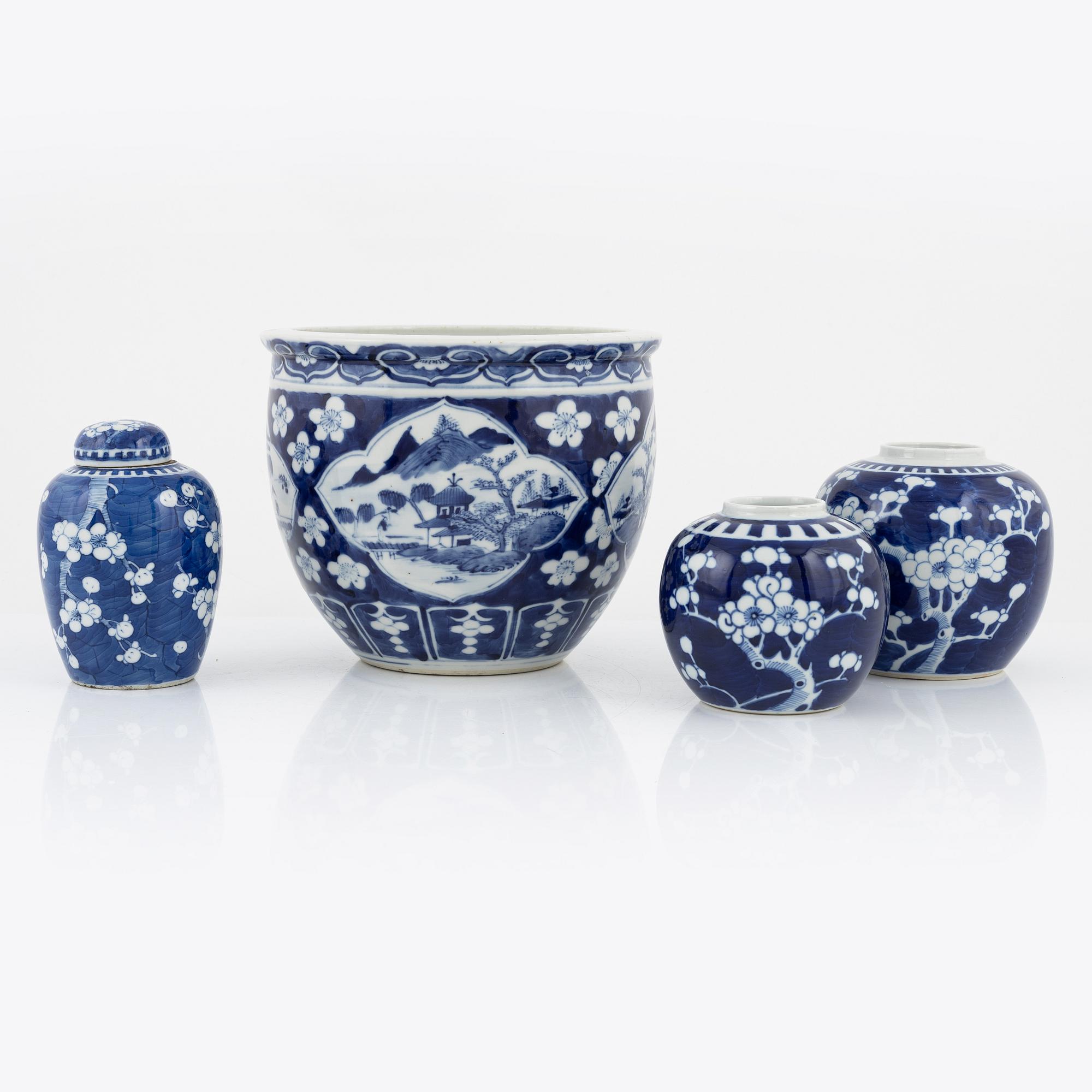 Ytterfoder samt 3 urnor, porslin, kina, 1900-tal.