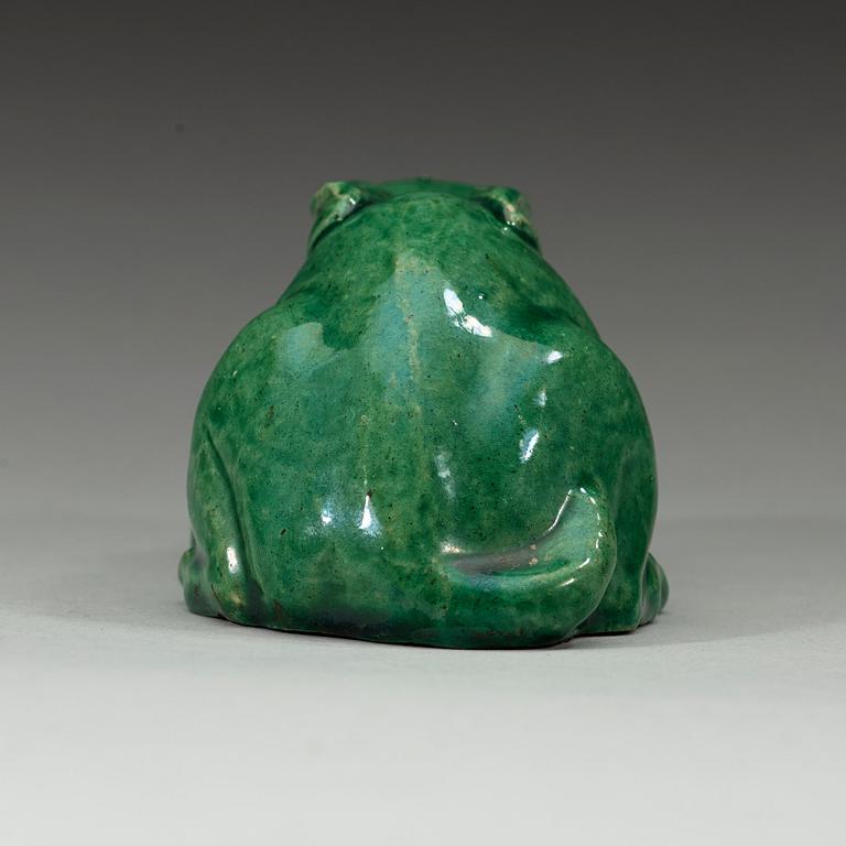 A green glazed figurine, Qing dynasty (1644-1912).