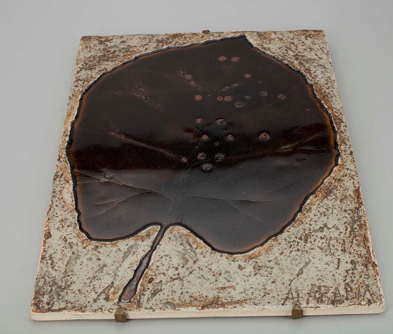 SEINÄRELIEFI, kivitavaraa, sign. Annikki Hovisaari, Arabia, 1900-luvun loppupuoli.