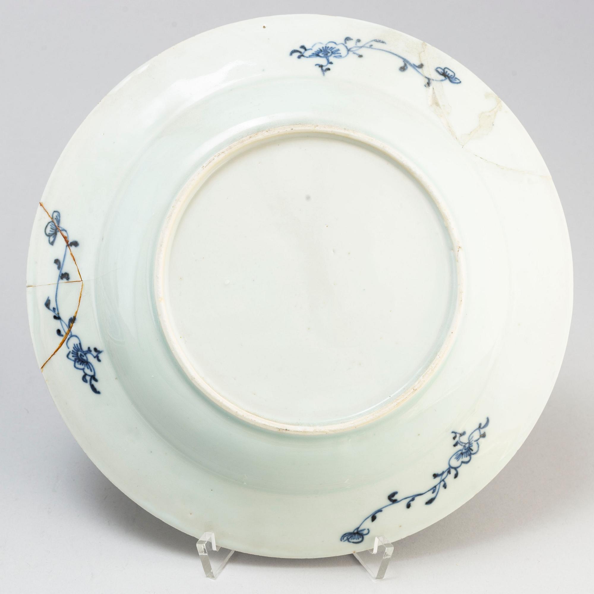 A blue and white export serving dish and three plates, Qing dynasty, Qianlong (1736-95).