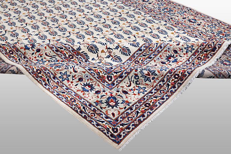 A carpet, Kashan, ca 417 x 300 cm.