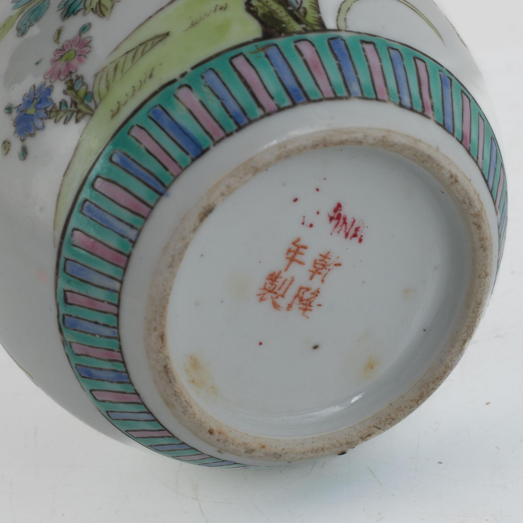 Skålar, 2 st, porslin, kompaniporslin, Kina, Qingdynastin, Qianlong (1736-95) samt bojan, Kina, 1900-talets början.