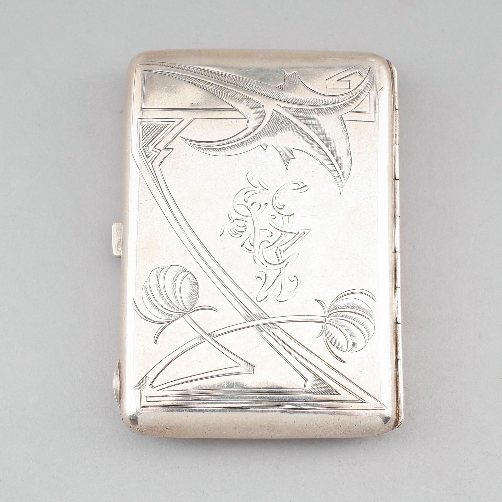 CIGARETTETUI, silver, Ryssland, 1900-talets första hälft. Vikt ca 142 gram.