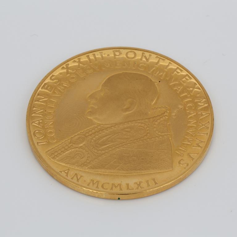 GULD MEDALJ, 18K, till minne av Påve Johannes XXII, II Vatikankonciliet, 1962. Vikt 34,66 g.