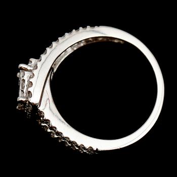RING, 14 k vitguld, princess och briljantslipade diamanter , tot ca 1.0 ct.