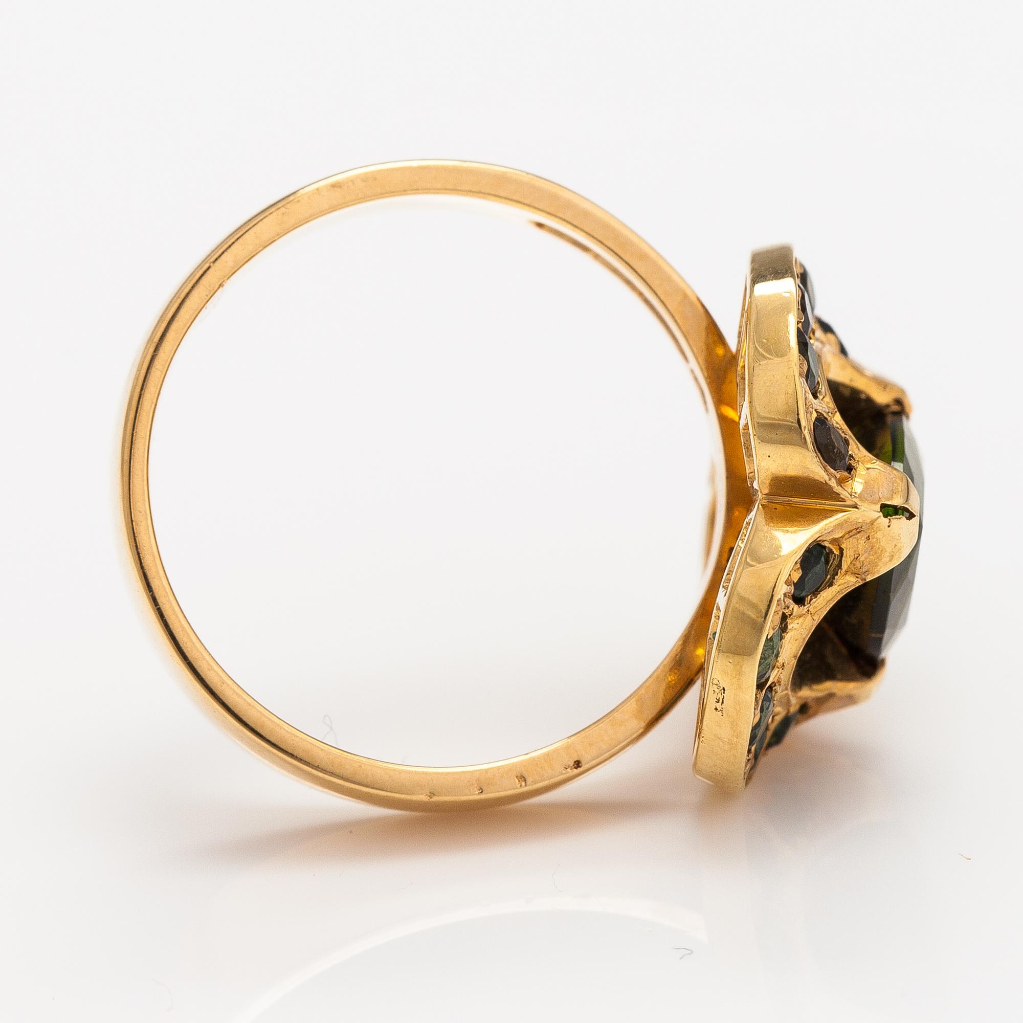 An 18K gold ring "Karin Månsdotter", tourmalines and diamonds ca. 0.26 ct in total. Ofelia Jewelry, Helsinki 1998.