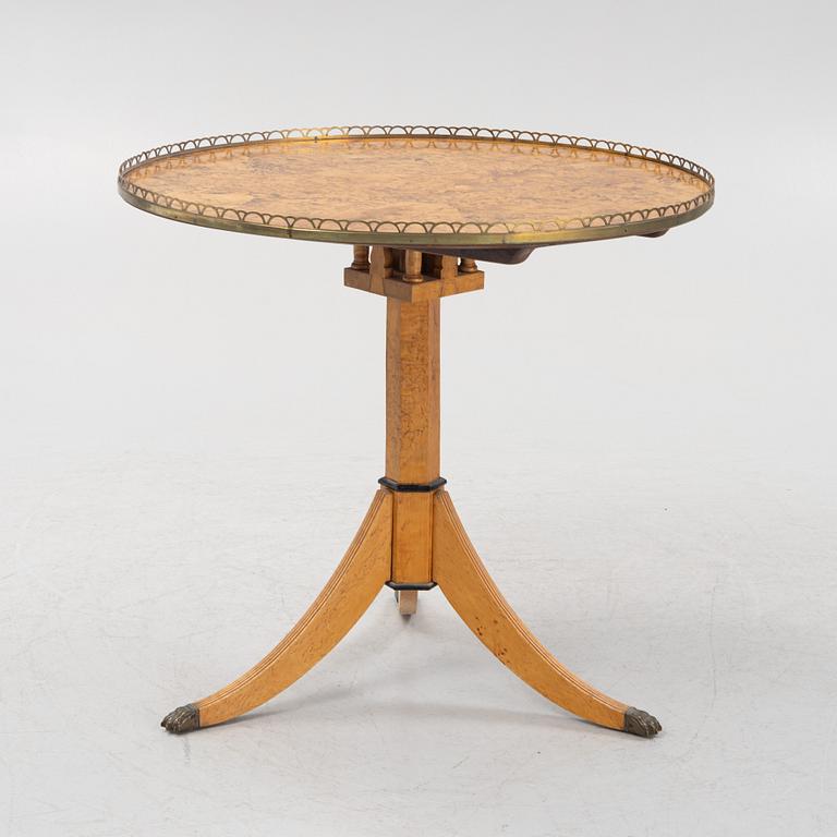 A tilt-top table, first half of the 19th century.