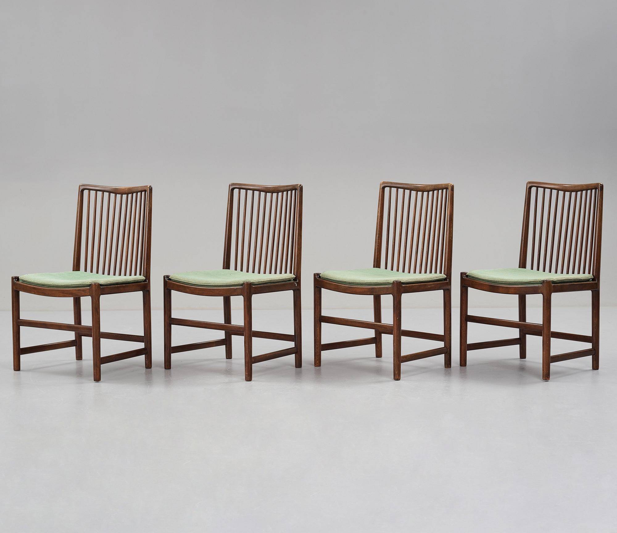 HANS J WEGNER, 4 stolar, från Aarhus Rådhus, snickarmästare Axel I Sørensen, Danmark 1941.