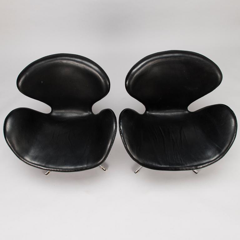 ARNE JACOBSEN, a pair of 1960s 'Swan' armchairs for Fritz Hansen.