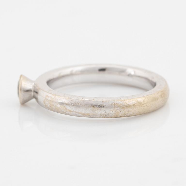 Ring, med briljantslipad diamant.