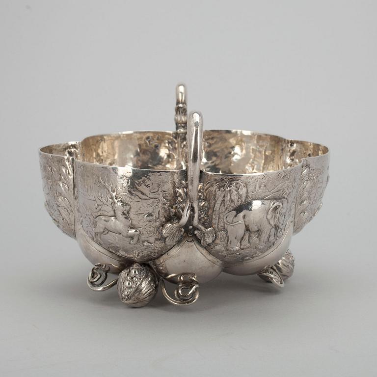 SILVERSKÅL, sterling silver. Tyskland 1900-talets början. Vikt 583 g.