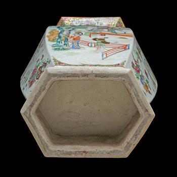 GOLVVAS, porslin, Kina, 1900-tal.