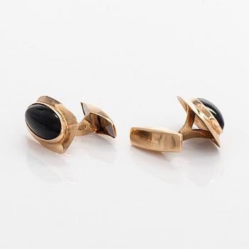 Cufflinks, cabochon cut onyx, 14K gold, Rauno Lähteenmäki, Turku 1967.