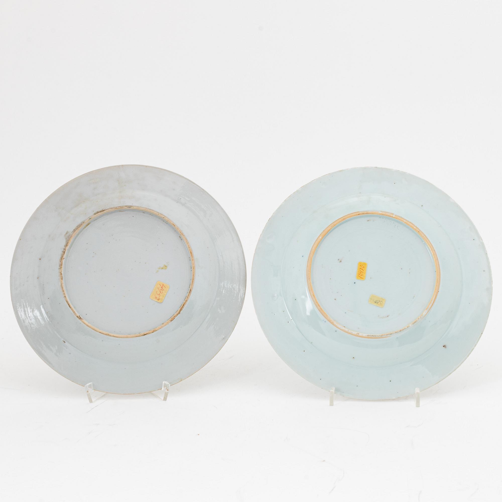 Tallrikar, sex stycken, porslin, Kina, Qingdynastin (Qianlong 1736-95) samt skålfat, Kina, 1800-tal.