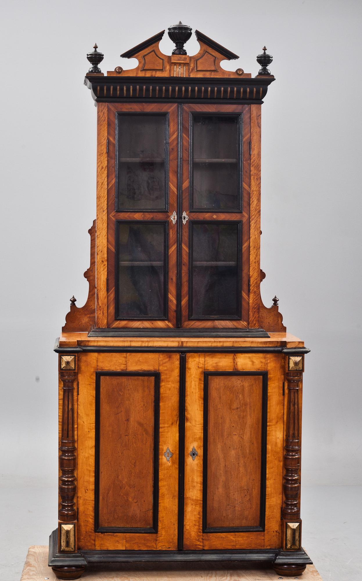 BOKSKÅP, nyrenässans. 1800-talets andra hälft.