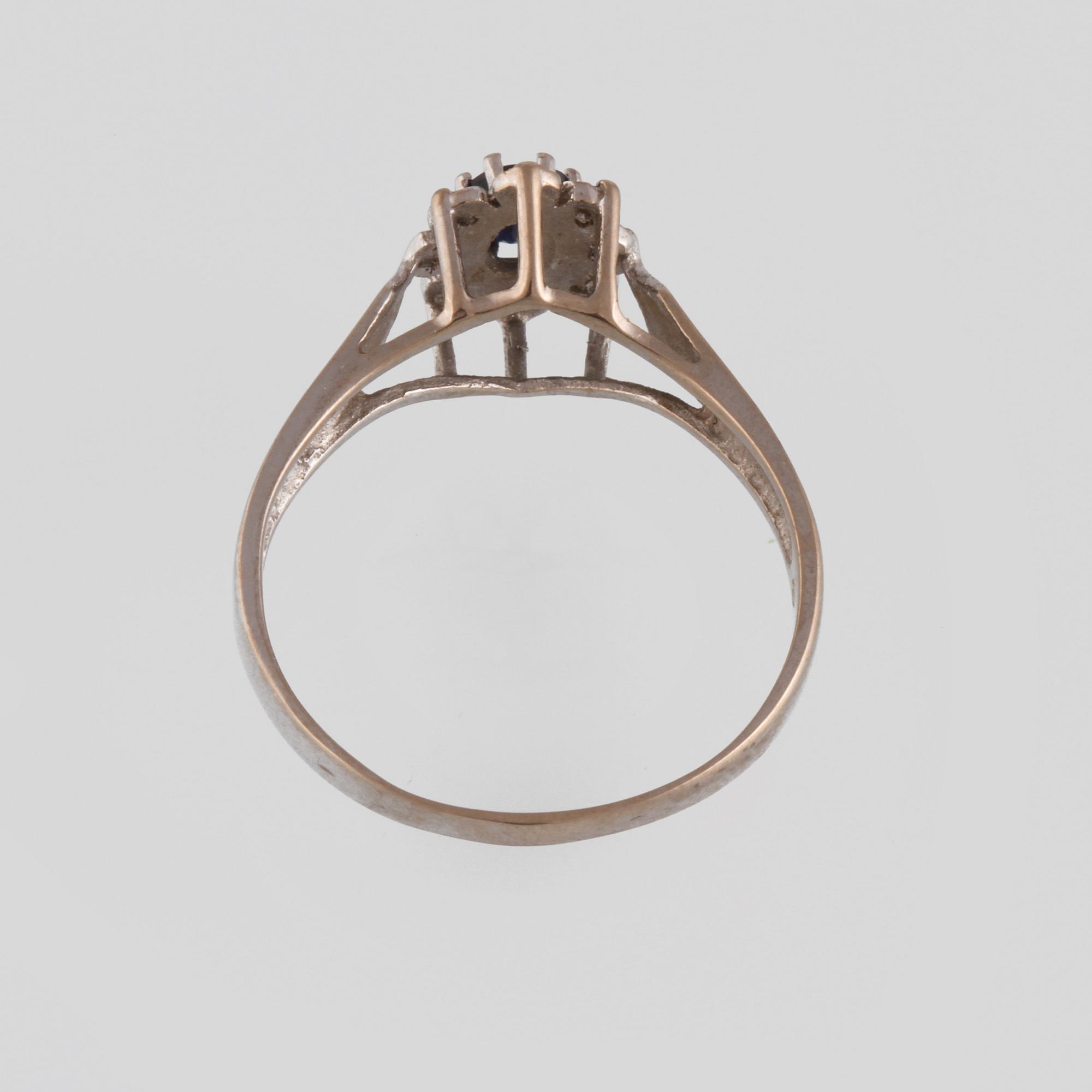 RING, 18K vitguld med fasettslipad blå safir samt 8 små åttkantslipade diamanter, kattfotstämplad. Vikt 3,5 gram.