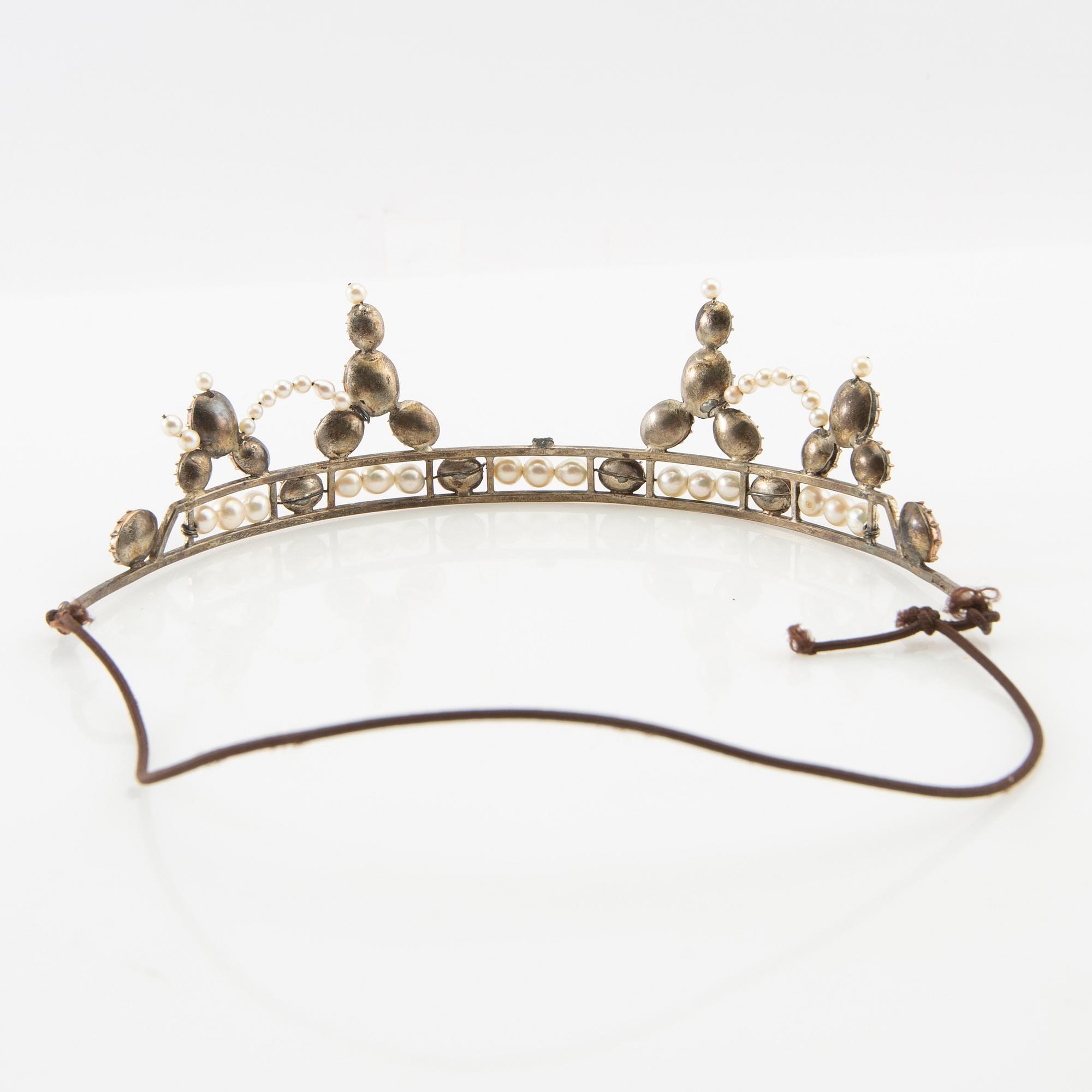 Tiara av silver med odlade pärlor och rosa fasetterat glas, ring av silver med syntetisk rosa safir, Hässleholm 1964.