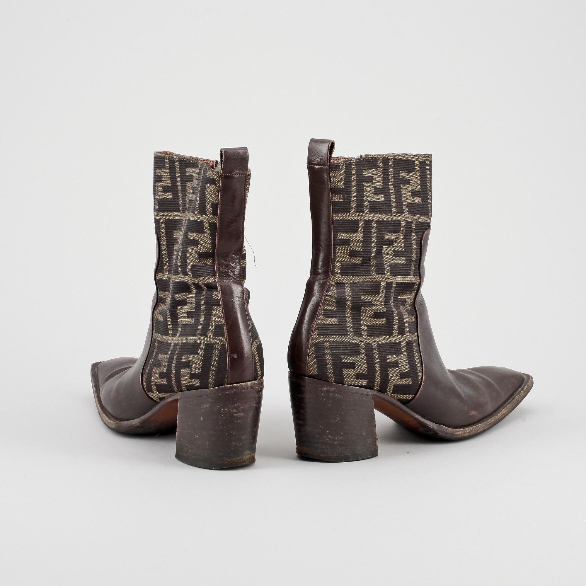 BYXOR/JEANS och BOOTS, Fendi.